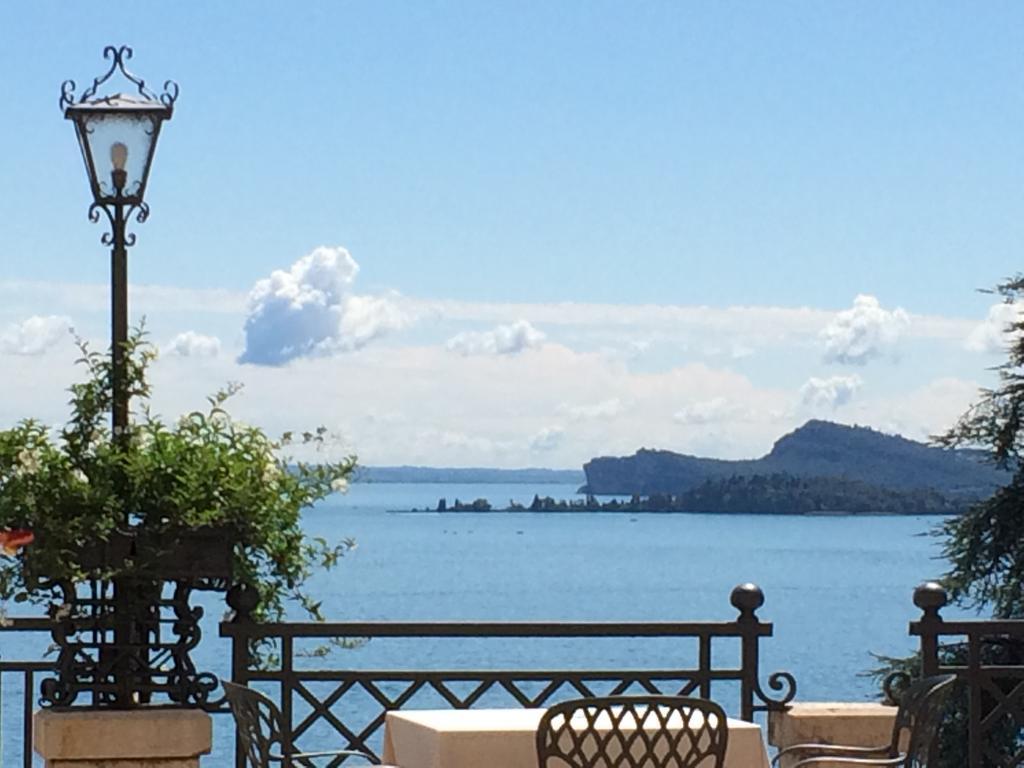 Hotel Villa Del Sogno การ์โดเน ริเวียรา ภายนอก รูปภาพ